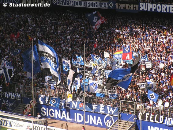 Die Chosen Few in einer Zeit, als der Unterrang in der Nordkurve noch die Heimat der Gruppe war<br />    <button type=