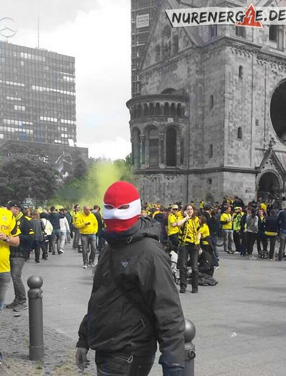 Energie Cottbus Fan beim Treffpunkt der BVB-Fans vor der Gedächtniskirche<br />    <button type=