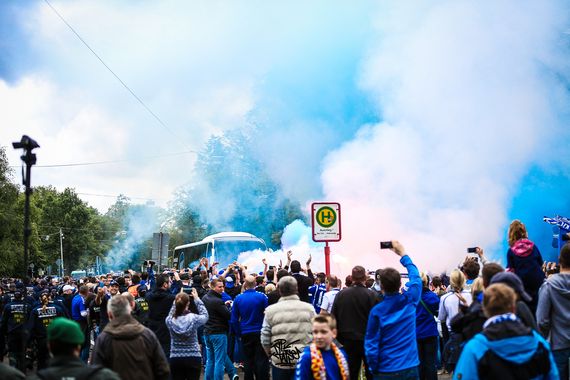 Der Empfang des KSC-Busses am Wildparkstadion<br />    <button type=