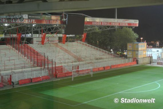 Die Sitzplätze links im Bild werden abmontiert. Bild: Stadionwelt