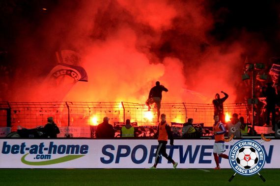 Die Pyroshow der 1860 Fans im Hinspiel<br />    <button type=