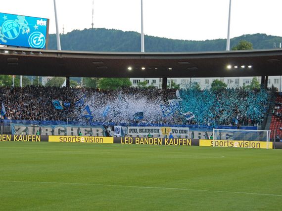 Konfetti-Aktion der Südkurve<br />Bild: gc-zone.ch“><figcaption>Konfetti-Aktion der Südkurve<br />Bild: gc-zone.ch</figcaption></figure>
<figure><img decoding=