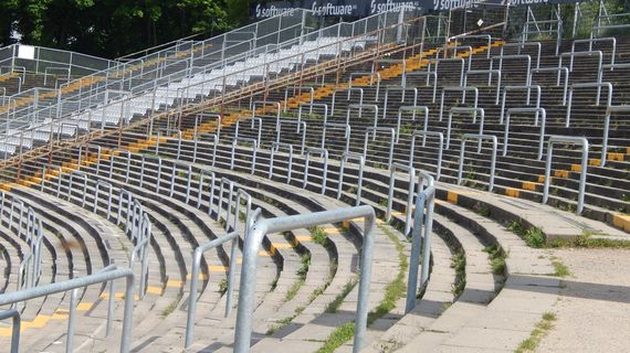 Die Stehplätze auf der Gegengerade sollen erhalten werden, wenn es nach den Fans der Lilien geht<br />    <button type=