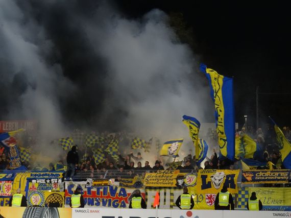 Pyroshow der Eintracht Braunschweig Fans in Würzburg<br />    <button type=