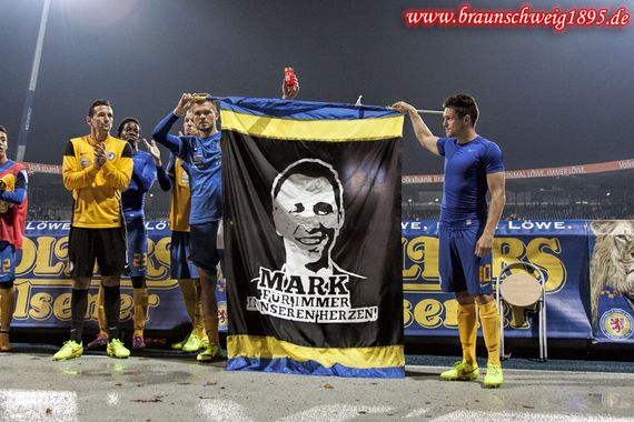 Auch die Spieler von Eintracht Braunschweig gedachten Mark<br />    <button type=