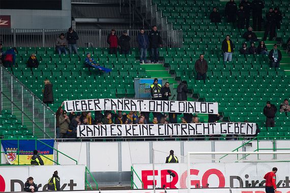 Auch beim Spiel in Fürth mussten sich die Ultras Braunschweig neben dem ursprünglichen Gästeblock positionieren.<br />    <button type=