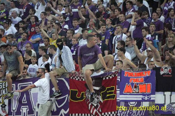 Zaunfahne der Ultras Essen beim Pokalfinale in Klagenfurt<br />    <button type=