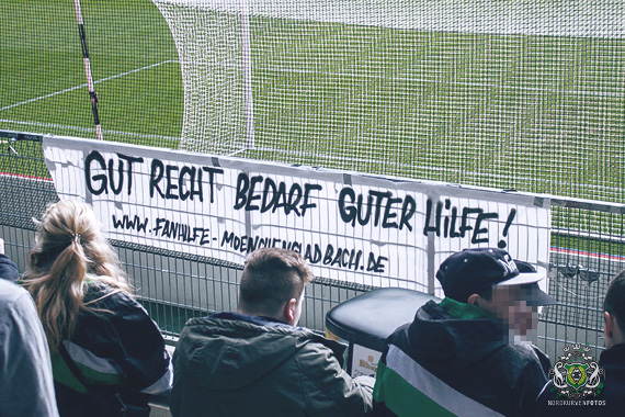Plakat der Fanhilfe in der Nordkurve<br />    <button type=