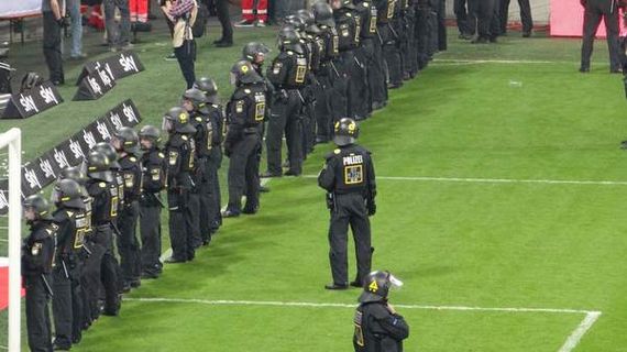 Polizisten im Einsatz beim Relegationsspiel zwischen 1860 München und Holstein Kiel<br />    <button type=