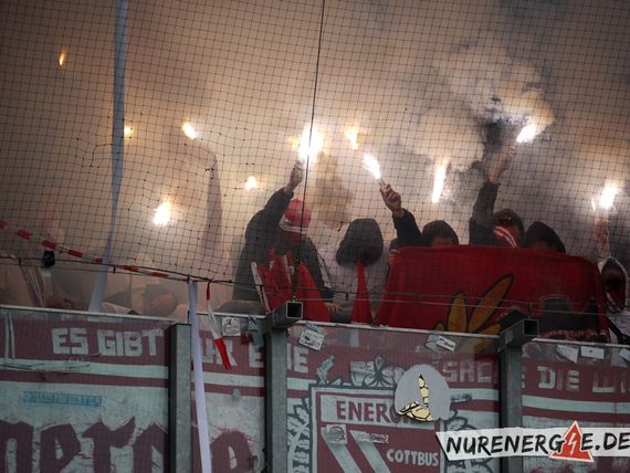 Die Pyroaktion der Cottbus Fans in Rostock. Alle Bilder gibt es oben in der Galerie.<br />    <button type=