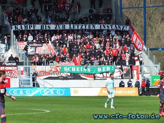 Dieses Banner und dieses Spruchband zeigten die RWE-Fans beim Spiel in Chemnitz. Bild: CFC-Fotos.de