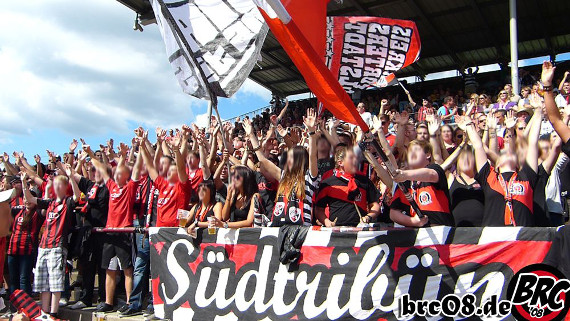 Die Südribüne der Schanzer ruft ebenfalls zum Fest gegen rechts auf<br />    <button type=