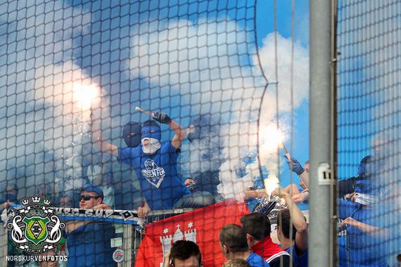 Einer der vermummten HSV-Fans beim Spiel in Mönchengladbach im März 2014<br />    <button type=