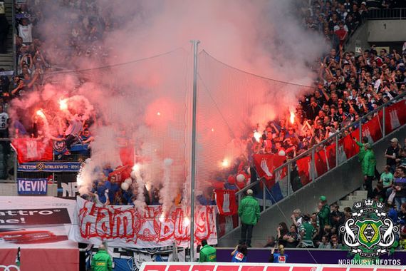 Die Pyroshow der HSV-Fans in Mönchengladbach<br />    <button type=