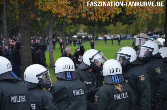 DIe Polizei in Frankfurt konnte Auseinandersetzungen zwischen rechten Hooligans und linken Ultras nicht verhindern<br />    <button type=