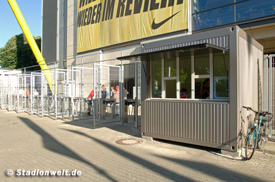 Die alte Einlasskontrolle direkt am Stadion.<br />    <button type=