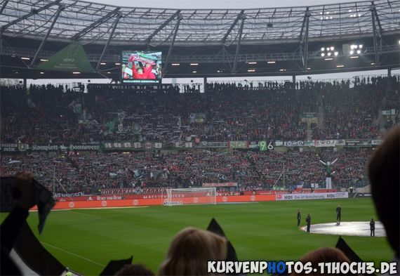 Beim Heimspiel gegen Hoffenheim kehrten die Ultras Hannover und weitere Teile der aktiven Fanszene zurück ins Niedersachsenstadion<br />    <button type=