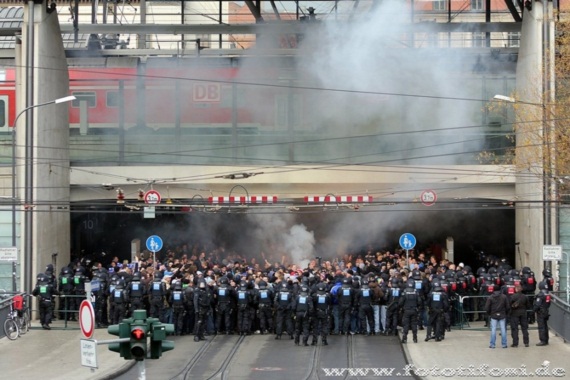 Fanmärsche vom Bahnhof zum Stadion, wie hier von Hansa Rostock Fans, sollen in Zukunft unterbunden werden.<br />    <button type=