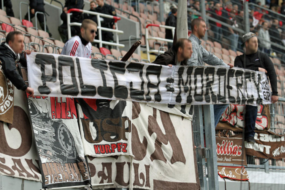 Spruchband der New Kids nach dem Tod eines Fans in Polen<br />    <button type=