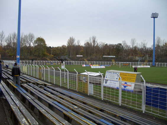 Das Bruno-Plache-Stadion muss bei einem Liga-Heimspiel leer bleiben<br />Bild: WoRü”><figcaption>Das Bruno-Plache-Stadion muss bei einem Liga-Heimspiel leer bleiben<br />Bild: WoRü</figcaption></figure>
                </div>
                
                <!-- YouTube (Meta-Feld) -->
                
            </div>
        </article>

                <script>
        (function() {
            var root = document.querySelector('.ff-single-news-gallery');
            if (!root) return;
            var slides = root.querySelectorAll('.ff-single-news-gallery-slide');
            var dots = root.querySelectorAll('.ff-single-news-gallery-dot');
            var prev = root.querySelector('.ff-single-news-gallery-prev');
            var next = root.querySelector('.ff-single-news-gallery-next');
            var n = slides.length;
            if (n < 2) return;
            var i = 0;
            function closeAllImgInfo() {
                root.querySelectorAll('.ff-fv-img-info-host.is-info-open').forEach(function(host) {
                    host.classList.remove('is-info-open');
                    var b = host.querySelector('.ff-fv-img-info-btn');
                    var p = host.querySelector('.ff-fv-img-info-panel');
                    if (b) b.setAttribute('aria-expanded', 'false');
                    if (p) p.setAttribute('aria-hidden', 'true');
                });
            }
            function show(idx) {
                closeAllImgInfo();
                i = ((idx % n) + n) % n;
                for (var s = 0; s < n; s++) {
                    if (s === i) slides[s].removeAttribute('hidden'); else slides[s].setAttribute('hidden', '');
                }
                for (var s = 0; s < dots.length; s++) {
                    dots[s].classList.toggle('is-active', s === i);
                    dots[s].setAttribute('aria-selected', s === i ? 'true' : 'false');
                }
            }
            if (prev) prev.addEventListener('click', function() { show(i - 1); });
            if (next) next.addEventListener('click', function() { show(i + 1); });
            for (var d = 0; d < dots.length; d++) {
                (function(di) { dots[di].addEventListener('click', function() { show(di); }); })(d);
            }
        })();
        </script>
        
        <!-- Kommentare -->
                <section class=