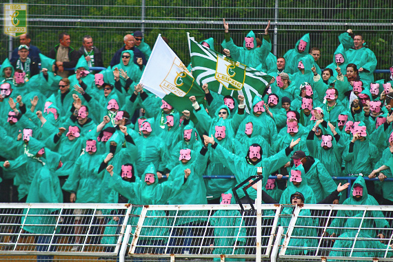So sah die Verkleidung der Chemie Fans beim Derby aus<br />    <button type=