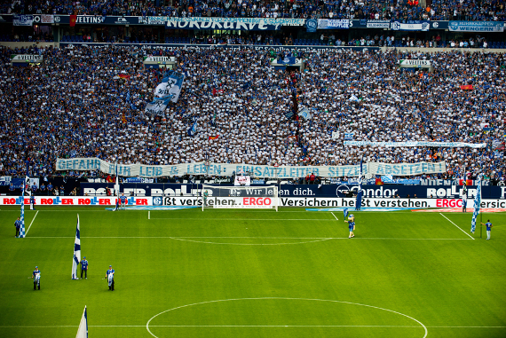 Beim Heimspiel gegen Leverkusen sprachen sich zahlreiche Schalke-Fans für die Absetzung des Einsatzleiters der Polizei aus<br />    <button type=