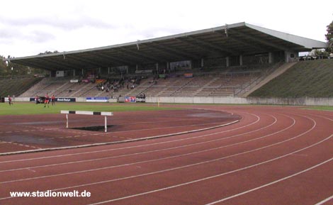 Im Sportpark Nord dürfen zukünftig nur noch Zaunfahnen von registrierten Fangruppen hängen<br />Bild: Stadionwelt”><figcaption>Im Sportpark Nord dürfen zukünftig nur noch Zaunfahnen von registrierten Fangruppen hängen<br />Bild: Stadionwelt</figcaption></figure>
                </div>
                
                <!-- YouTube (Meta-Feld) -->
                
            </div>
        </article>

                <script>
        (function() {
            var root = document.querySelector('.ff-single-news-gallery');
            if (!root) return;
            var slides = root.querySelectorAll('.ff-single-news-gallery-slide');
            var dots = root.querySelectorAll('.ff-single-news-gallery-dot');
            var prev = root.querySelector('.ff-single-news-gallery-prev');
            var next = root.querySelector('.ff-single-news-gallery-next');
            var n = slides.length;
            if (n < 2) return;
            var i = 0;
            function closeAllImgInfo() {
                root.querySelectorAll('.ff-fv-img-info-host.is-info-open').forEach(function(host) {
                    host.classList.remove('is-info-open');
                    var b = host.querySelector('.ff-fv-img-info-btn');
                    var p = host.querySelector('.ff-fv-img-info-panel');
                    if (b) b.setAttribute('aria-expanded', 'false');
                    if (p) p.setAttribute('aria-hidden', 'true');
                });
            }
            function show(idx) {
                closeAllImgInfo();
                i = ((idx % n) + n) % n;
                for (var s = 0; s < n; s++) {
                    if (s === i) slides[s].removeAttribute('hidden'); else slides[s].setAttribute('hidden', '');
                }
                for (var s = 0; s < dots.length; s++) {
                    dots[s].classList.toggle('is-active', s === i);
                    dots[s].setAttribute('aria-selected', s === i ? 'true' : 'false');
                }
            }
            if (prev) prev.addEventListener('click', function() { show(i - 1); });
            if (next) next.addEventListener('click', function() { show(i + 1); });
            for (var d = 0; d < dots.length; d++) {
                (function(di) { dots[di].addEventListener('click', function() { show(di); }); })(d);
            }
        })();
        </script>
        
        <!-- Kommentare -->
                <section class=