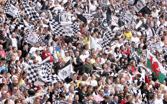 Swansea Fans zahlen nie mehr als 22 Pfund für ein Auswärtsticket<br />Bild: Groundhopping.de“><figcaption>Swansea Fans zahlen nie mehr als 22 Pfund für ein Auswärtsticket<br />Bild: Groundhopping.de</figcaption></figure>
            </div>

                    </article>

                <section class=