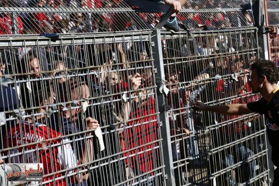 Nach den Platzverweisen packten die Union Fans im Stadion ihre Fahnen ein und wollten den Gästeblock verlassen<br />    <button type=