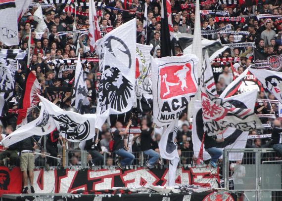 Die Ultras Frankfurt sind nicht nur im Waldstadion, sondern auch für die Obdachlosen in Frankfurt aktiv<br />    <button type=