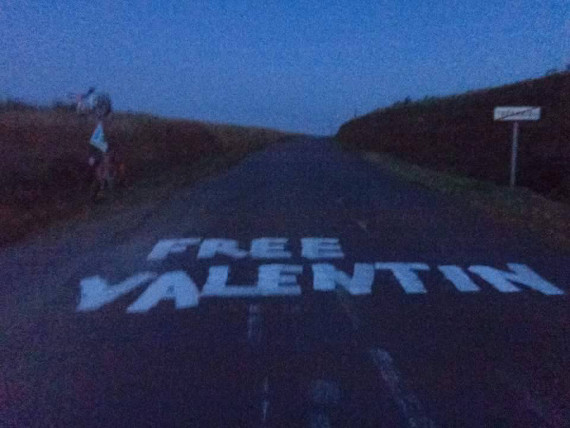Einer der Free Valentin Schriftzüge auf der 9. Tour de France Etappe.<br />    <button type=
