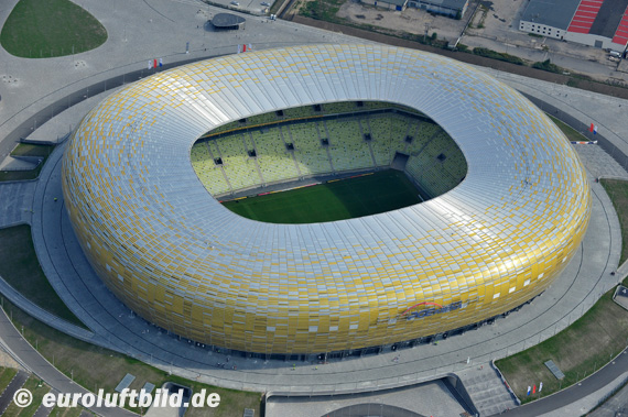 In dem EM-Stadion wäre es kein Problem gewesen einen Platz für die Gästefans zu finden<br />Bild: Euroluftbild.de“><figcaption>In dem EM-Stadion wäre es kein Problem gewesen einen Platz für die Gästefans zu finden<br />Bild: Euroluftbild.de</figcaption></figure>
            </div>

                    </article>

                <section class=