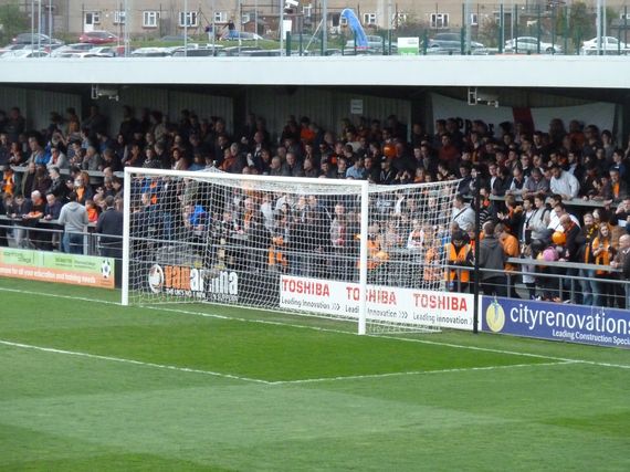 Der Vorfall ereignete sich am 21.02.2015 im The Hive Stadium vom FC Barnet<br />Bild: Stephan Hoogerwaard“><figcaption>Der Vorfall ereignete sich am 21.02.2015 im The Hive Stadium vom FC Barnet<br />Bild: Stephan Hoogerwaard</figcaption></figure>
            </div>

                    </article>

                <section class=