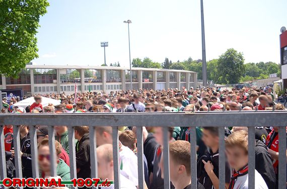 Dem FC Augsburg rennen sie aktuell die Bude ein<br />    <button type=
