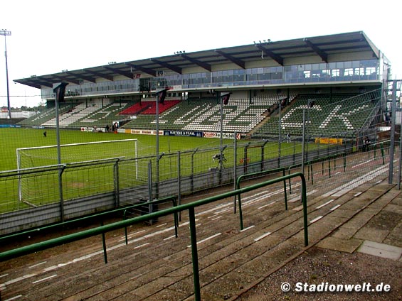 Ob das Wetter Mitte Dezember ein Spiel im Stadion Lohmühle in Lübeck zulassen wird?<br />    <button type=