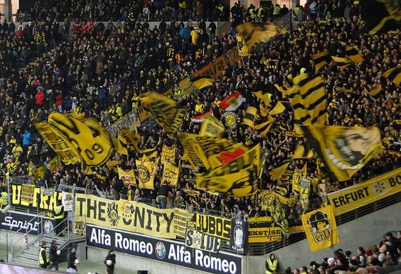 Die Zaunbeflaggung muss laut DFB-Urteil bis Saisonende wegfallen<br />    <button type=