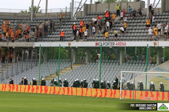 Der halbherzige Versuch nach Abpfiff an die Gästefans zu kommen<br />Bild: jagiellonia.net“><figcaption>Der halbherzige Versuch nach Abpfiff an die Gästefans zu kommen<br />Bild: jagiellonia.net</figcaption></figure>
            </div>

                    </article>

                <section class=