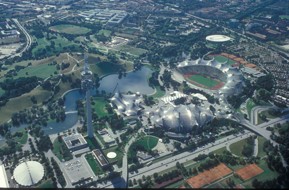 Der Olympiapark aus der Luft<br />    <button type=
