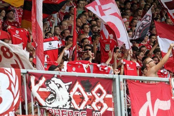 Zum Spiel in Duisburg reisen die FCK-Ultras im Trikot<br />    <button type=