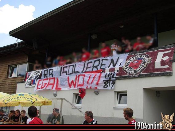 Dieses Spruchband zeigten die Ultras Leverkusen beim Training & blieben dem Test anschließend fern.  Bild:<a href=