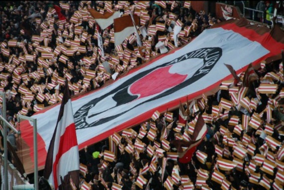 Neben Fußballfanclubs wurde der Aufruf von mehreren Antifa-Gruppen unterzeichnet<br />    <button type=
