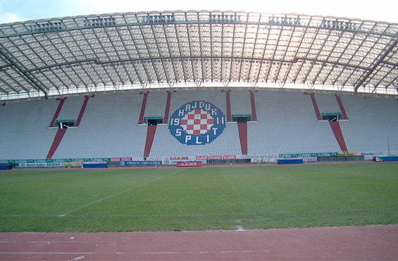 Hier wurde das Hakenkreuz in den Rasen gebrannt<br />Bild: Vinc“><figcaption>Hier wurde das Hakenkreuz in den Rasen gebrannt<br />Bild: Vinc</figcaption></figure>
            </div>

                    </article>

                <section class=