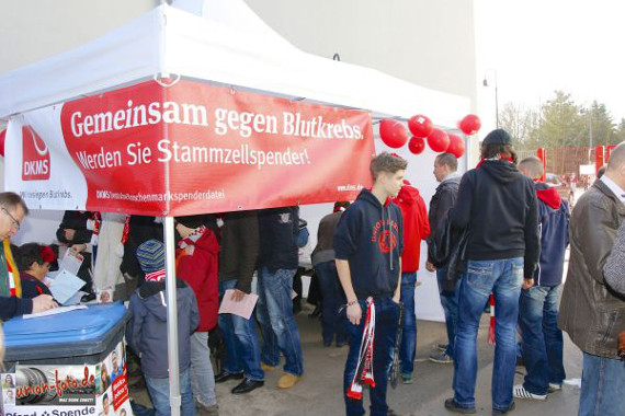 Die Abgabe von Speichelproben beim Spiel gegen Kaiserslautern<br />    <button type=