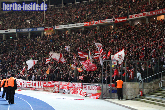 Auch auswärts ist die Red Power Fahne fast immer dabei<br />    <button type=