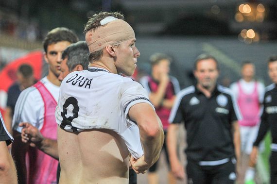 Der vom Stein getroffene Legia-Spieler<br />Bild: legionisci.com“><figcaption>Der vom Stein getroffene Legia-Spieler<br />Bild: legionisci.com</figcaption></figure>
            </div>

                    </article>

                <section class=