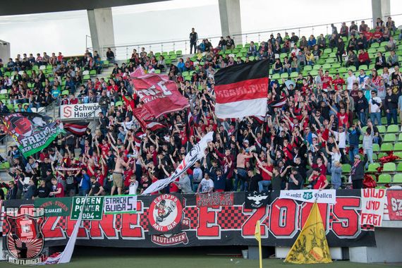 Die Szene E darf beim Pokalspiel gegen den KSC nicht in den Block E, andere Reutlingen Fans schon<br />Bild: neunzehn05.de”><figcaption>Die Szene E darf beim Pokalspiel gegen den KSC nicht in den Block E, andere Reutlingen Fans schon<br />Bild: neunzehn05.de</figcaption></figure>
<figure><img decoding=