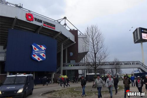 Beim Heimspiel von Heerenveen gegen De Graafschap wird keine Polizeiauto vorm Stadion sein<br />Bild: Vak410.nl“><figcaption>Beim Heimspiel von Heerenveen gegen De Graafschap wird keine Polizeiauto vorm Stadion sein<br />Bild: Vak410.nl</figcaption></figure>
            </div>

                    </article>

                <section class=