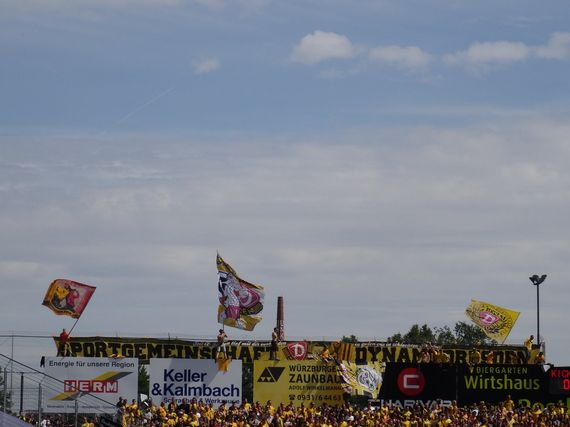 Die Dynamo Fans in Würzburg<br />    <button type=