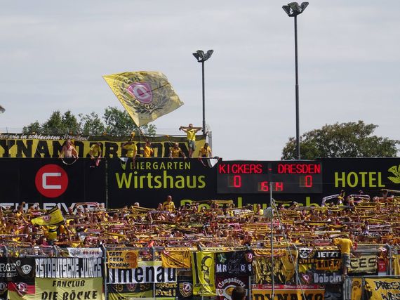 Die Dynamo Fans in Würzburg<br />    <button type=