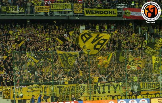 Die Ultrà-Hooligan Gruppe im Oberrang in Klagenfurt<br />    <button type=